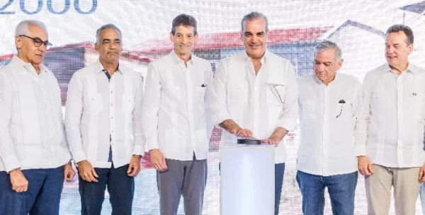 El presidente Luis Abinader, junto a ministros y directivos del proyecto.