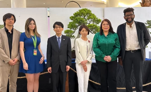 Representantes de la Embajada de Japón, junto a directivos de Ágora Mall.
