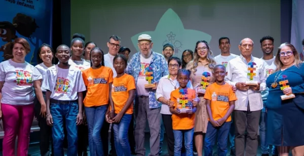Padre Jorge William Hernández, Freddy Ginebra, Sor Pilar López, Tahni Tuccelli, Pedro Camacho y  Lil Esteva, junto a niños de la fundación.