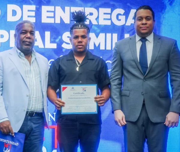 Ejecutivos del Gabinete de Política Social entregan el certificado.