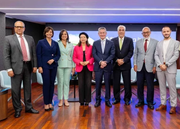 Alejandro Moscoso, Amelia Deschamps, Gina Jiménez, Emilia Pereyra, James García, Erik Pérez Vega, Persio Maldonado, Ariel Contreras y Marvin del Cid.
