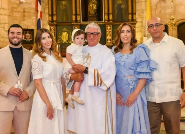 Elías Pérez Crespo, junto a sus padres y padrinos, luego de ser bautizado.