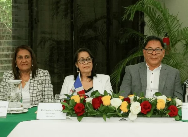 La mesa principal  integrada por educadores y directivos.