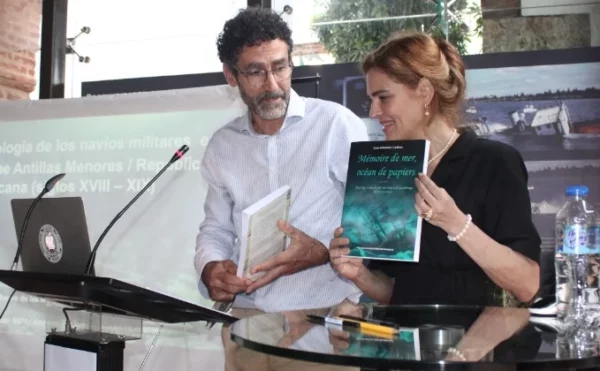 Jean-Sébastien Guibert entrega a Mónica Gutiérrez Fiallo varias publicaciones.