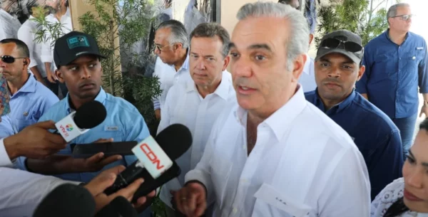 El presidente dejó la posibilidad de que sigan promoviendo las aspiraciones, pero para eso tendrían que dejar el cargo.