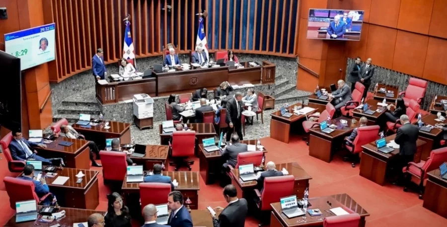 Aprobación en el Senado de los dos proyectos de códigos Penal y Trabajo parece un ensayo para medir las reacciones. AGENCIA FOTO Aprobación en el Senado de los dos proyectos de códigos Penal y Trabajo parece un ensayo para medir las reacciones. AGENCIA FOTO