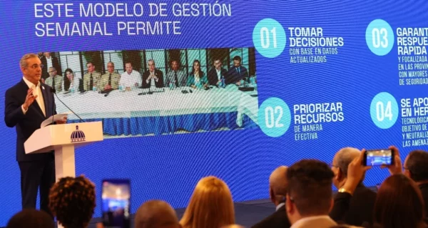 Momentos en que el presidente mostraba los resultados de las estrategias aplicadas en estos dos años.  Duany Nuñez