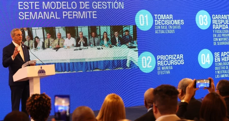 Momentos en que el presidente mostraba los resultados de las estrategias aplicadas en estos dos años.  Duany Nuñez