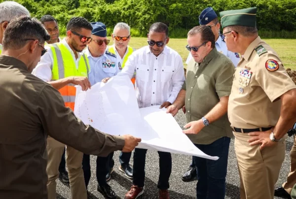 Funcionarios reciben explicaciones sobre pista de aterrizaje.