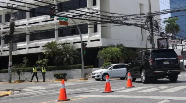 Momentos en que un conductor   gira  a la izquierda en la  Gustavo Mejía Ricart y  retrocede al  ver los   agentes.  Chaimi Soriano
