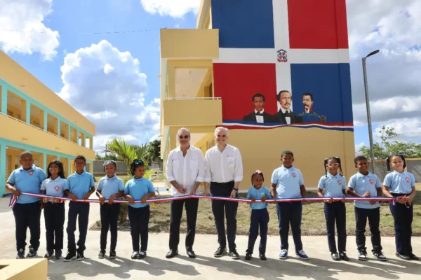 El presidente  inauguró varias escuelas con  capacidad para 1,600 estudiantes.