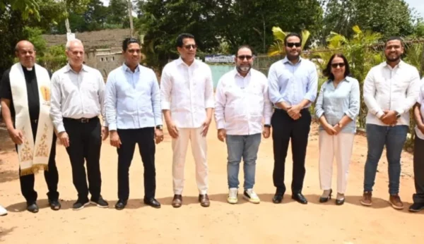 Kelvin Cruz, Rogelio Genao padre e hijo y el alcalde Joselito Abreu  acompañaron a Collado.