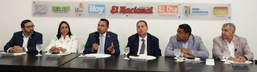 Freddy Novas, Milly Fermín, Julio Landrón; Mario Lama, director del SNS, José Monegro, director de El Día, y Martín Ortiz, director del Materno Infantil y Adolescente. José De león Freddy Novas, Milly Fermín, Julio Landrón; Mario Lama, director del SNS, José Monegro, director de El Día, y Martín Ortiz, director del Materno Infantil y Adolescente. José De león