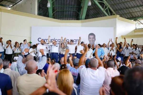 Acto politico encabezado por Arnaud