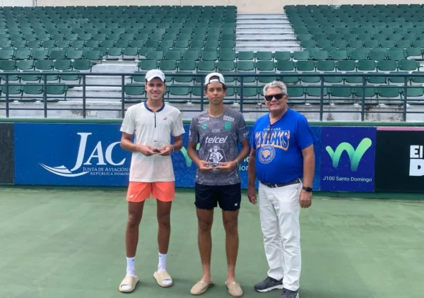 Álvaro Pérez junto a Jerrid Gaines Jr., campeones de dobles