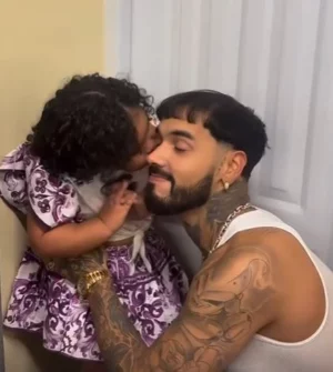 Artista puertorriqueño Anuel AA junto a su hija Cattleya.