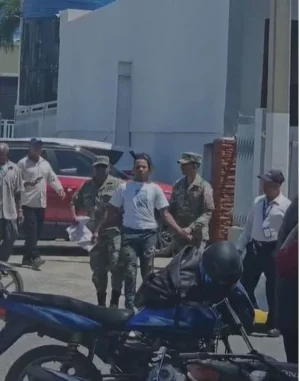 Joven es detenido por oficiales de la Junta Central Electoral