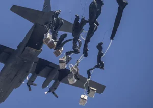 Ayuda humanitaria lanzada desde un avión en Gaza.