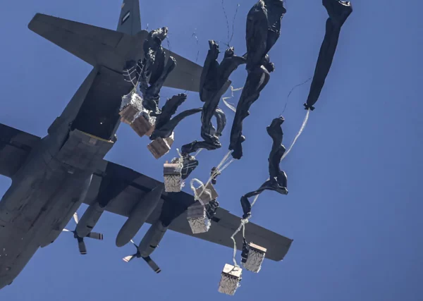 Ayuda humanitaria lanzada desde un avión en Gaza.