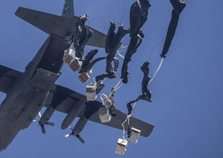 Ayuda humanitaria lanzada desde un avión Ayuda humanitaria lanzada desde un avión