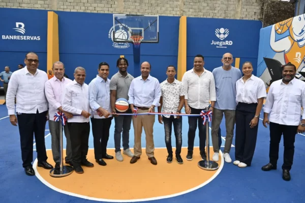 1. Samuel Pereyra, presidente ejecutivo de Banreservas, y el ministro de Deportes, Kelvin Cruz, cortan la cinta del remozado Club Deportivo y Cultural El Manguito.