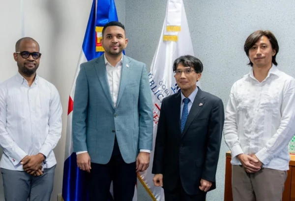 Ministro de la Juventud de República Dominicana junto a representantes de Japón.