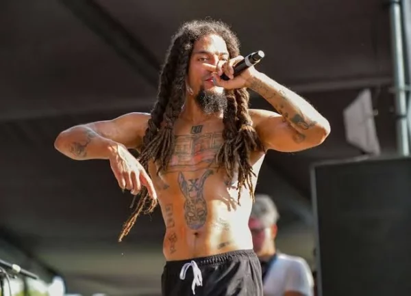 El artista Bob Vylan