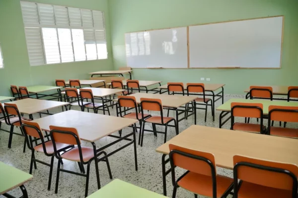 Fuerzas Armadas fabricarán 50,000 butacas escolares