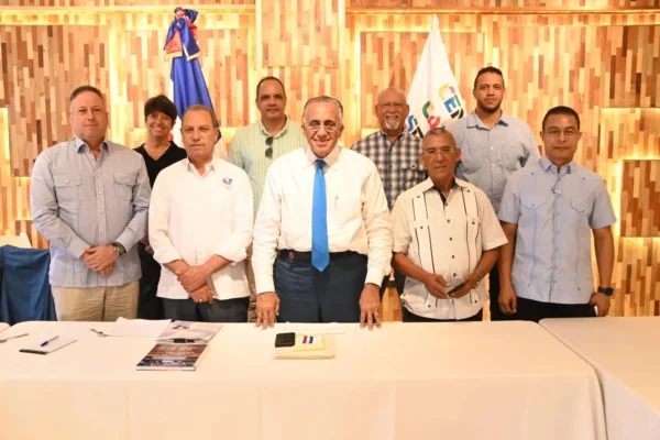 Delante figuran: José Mera, Garibaldy Bautista, Luis Mejía Oviedo, Rubén Tejeda y Miguel Camacho. Detrás, Irina Pérez, Miguel Rivera, José Miguel Robiou y Gary Hernández.