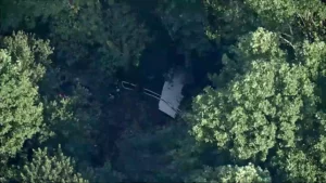 Imagen tomada de video difundido por WPVI-TV/6ABC que muestra a la avioneta que se estrelló en el aeropuerto Cross Keys en el condado Gloucester de Nueva Jersey el 2 de julio del 2025.