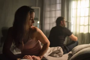 Una mujer duda sobre si dejar a su pareja