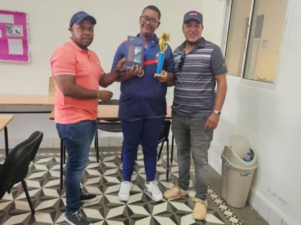 Campeonato- Radhamés Fulgencio y Carlos Fuentes premian el 1er Lugar Mario García.