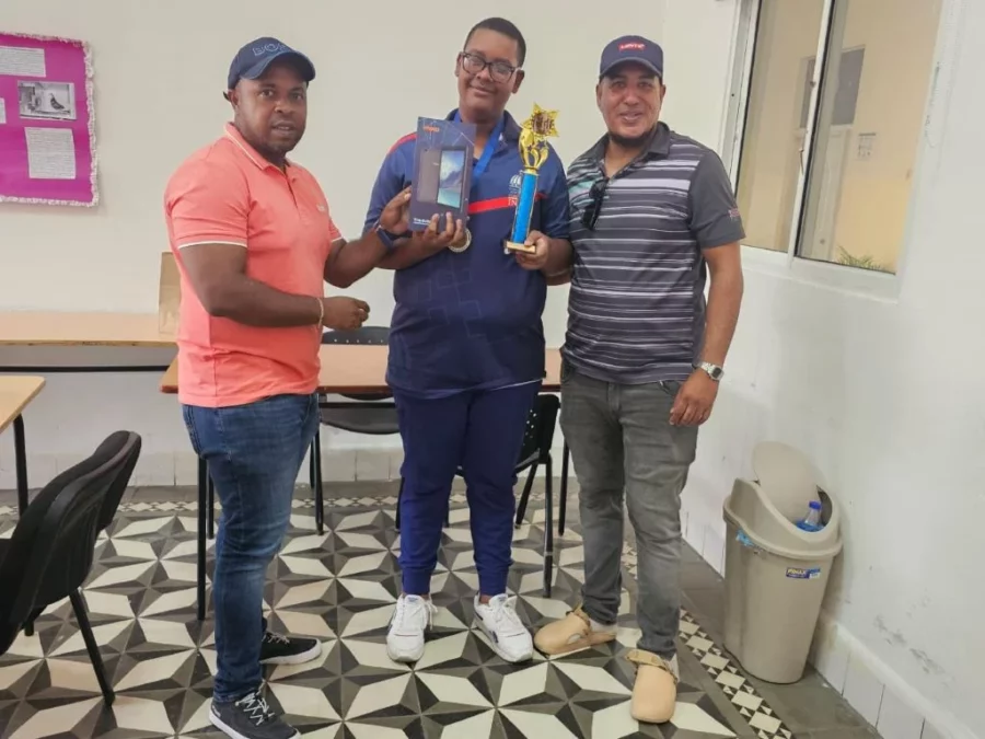 Campeonato- Radhamés Fulgencio y Carlos Fuentes premian el 1er Lugar Mario García. Campeonato- Radhamés Fulgencio y Carlos Fuentes premian el 1er Lugar Mario García.