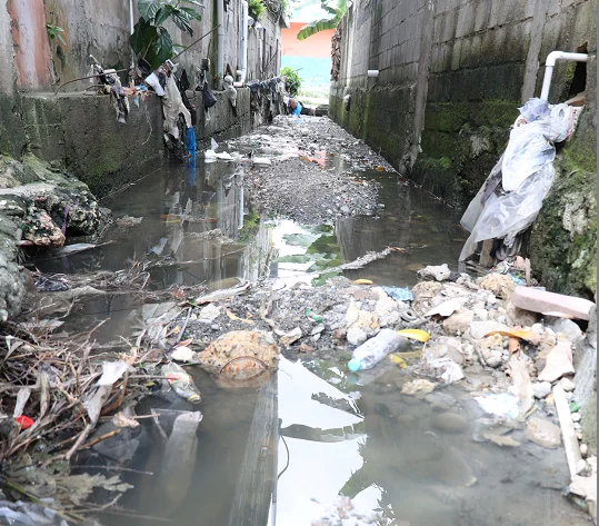 Inundaciones y abandono: El drama de la Javilla de Los Restauradores en Santo Domingo Norte
