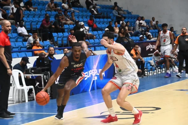 Cañeros-GERARDO SUERO (10), LEONES_ ANTONIO GORDON (13), CAÑEROS