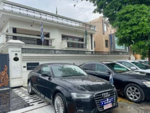 Carros en Embajada falsa de Nueva Dehli