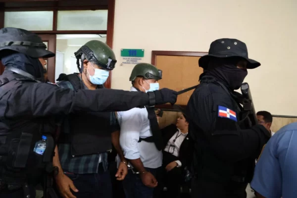 Implicados en el caso Lobo saliendo de la sala de audiencias