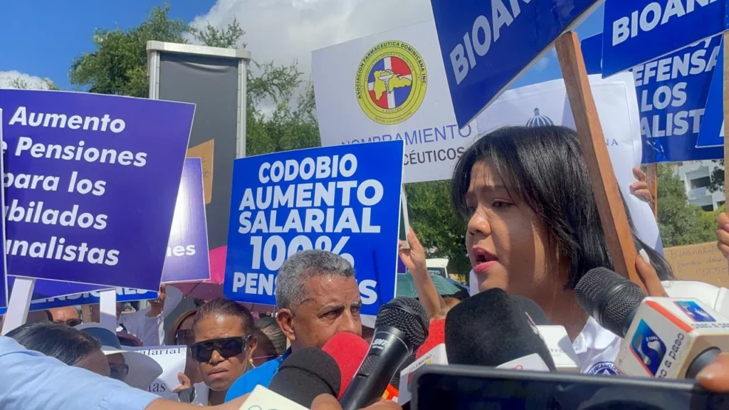 Bioanalistas protestan por aumento salarial frente al Palacio Nacional