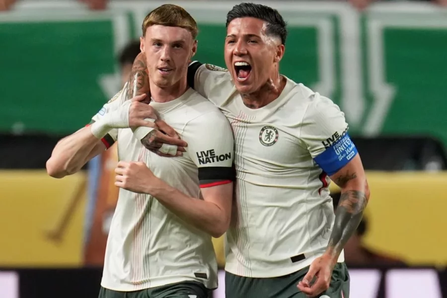 Cole Palmer congratulado por Enzo Fernández luego de anotar un gol para Chelsea en el partido de anoche ante el Palmeiras Cole Palmer congratulado por Enzo Fernández luego de anotar un gol para Chelsea en el partido de anoche ante el Palmeiras