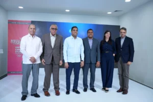 Desde la izquierda, Garibaldy Bautista, presidente del COD, Luisín Mejía, presidente de Centro Caribe Sports, Kelvin Cruz, ministro de Deportes, José P. Monegro, presidente del Comité Organizador de Santo Domingo 2026, Rosivanna Ruiz, viceministra de MIVED y José Manuel Ramos, del Comité Organizador.