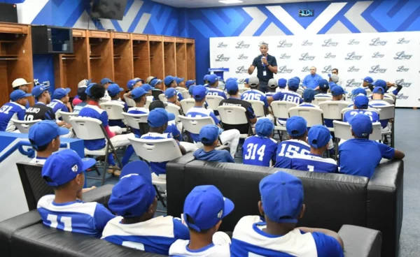 Daniel Ramírez, de la DCNB, imparte charla a jovenes prospectos