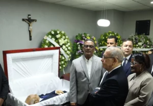 Danilo Medina acude a dar el pésame por fallecimiento del dirigente Danilo Santos