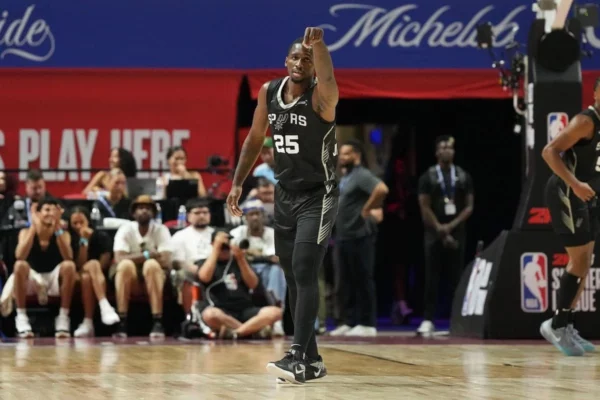 David Jones-García firma contrato dual con los San Antonio Spurs