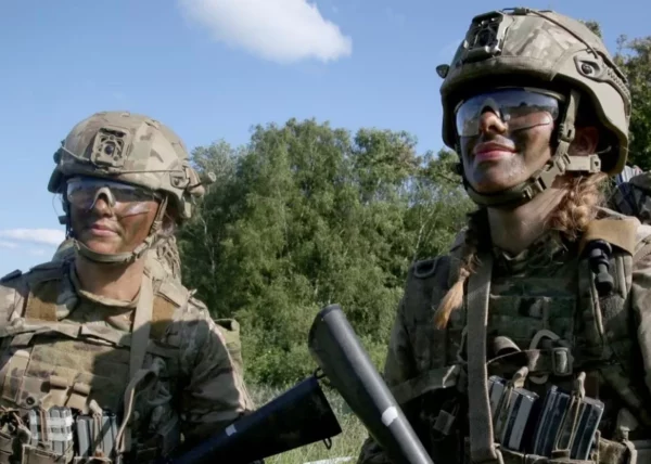 Dinamarca reclutará mujeres para el servicio militar