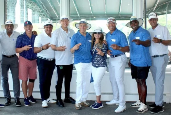 El doctor Ramón Tallaj y su esposa Inés Hernández, (centro), son acompañados por Orlando -El Duque- Hernández, Jim Leyritz, Sammy Sosa, Julián Tavárez, Mariano Rivera, Alfonso Soriano y Ramiro Mendoza, quienes participaron en el segundo torneo de Golf benéfico, "Dr. Ramón Tallaj".