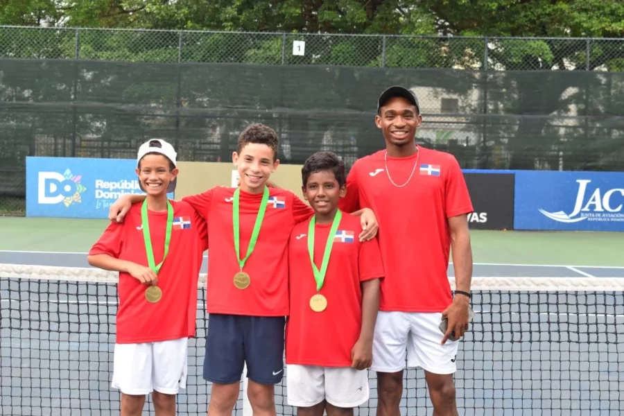 Dominicana 1-Michael Almeida, Eliezer Santos y Elías Santana y el capitán, Wilson Peña, muestran sus medallas que lo acreditan como los campeones del torneo.