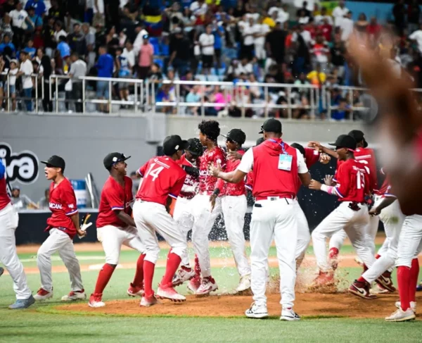 Dominicana-Jugadores celebran triunfo sobre Venezuela