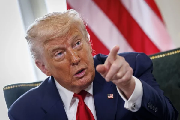 Donald Trump con el dedo