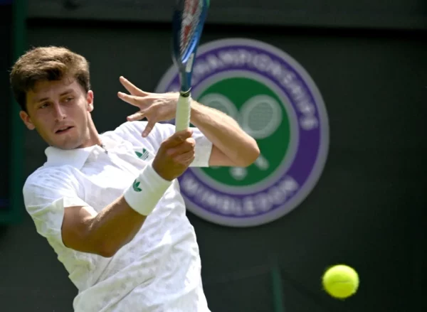 Jannik Sinner tuvo  inicio espectacular en Wimbledon.