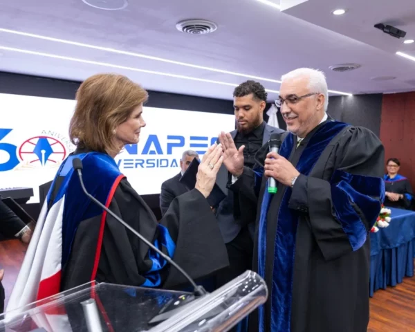 Elena Viyella  le tomó juramento al  nuevo rector.